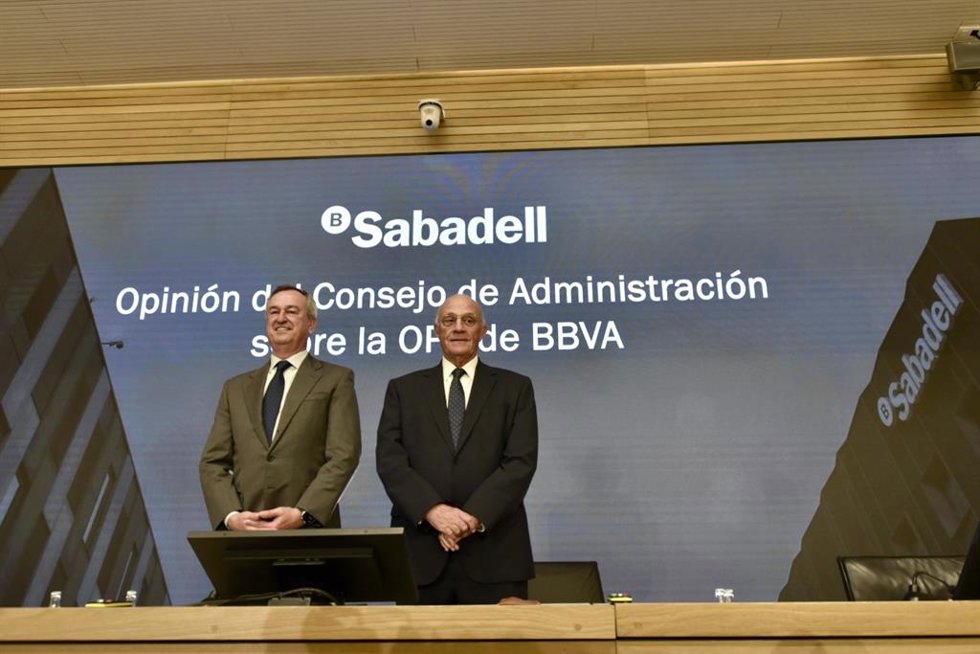 El presidente de Banco Sabadell, Josep Oliu, y el consejero delegado, César González-Bueno, en rueda de prensa