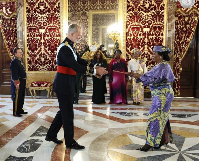 El Rey Felipe VI (i) recibe las Cartas Credenciales de la embajadora de la República de Angola, Balbina Malheiros Dias da Silva, en el Palacio Real de Madrid