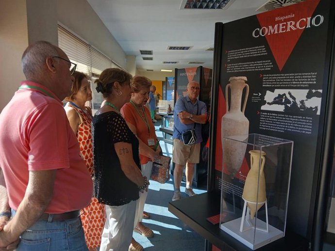 El Museo Arqueológico de Granada acerca su colección al hospital de Motril con una nueva muestra itinerante.