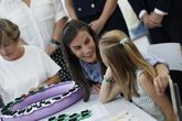 Foto: Casa Real.- La Reina Letizia anima a la lectura a alumnos del CEIP 'Entresotos' de Rincón, donde ha inaugurado el curso escolar