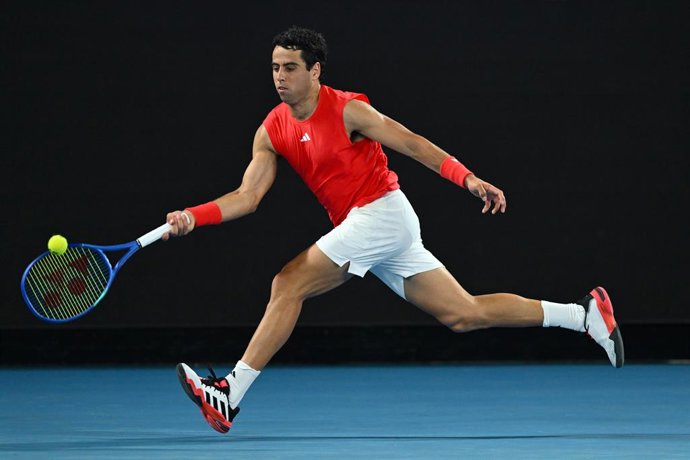 Archivo - Arquivo - 12 de janeiro de 2025, Austrália, Melbourne: O tenista espanhol Jaume Munar em ação contra o norueguês Casper Ruud durante a partida de simples masculino na primeira rodada do torneio de tênis Australian Open em Melbourne Park. Foto: L