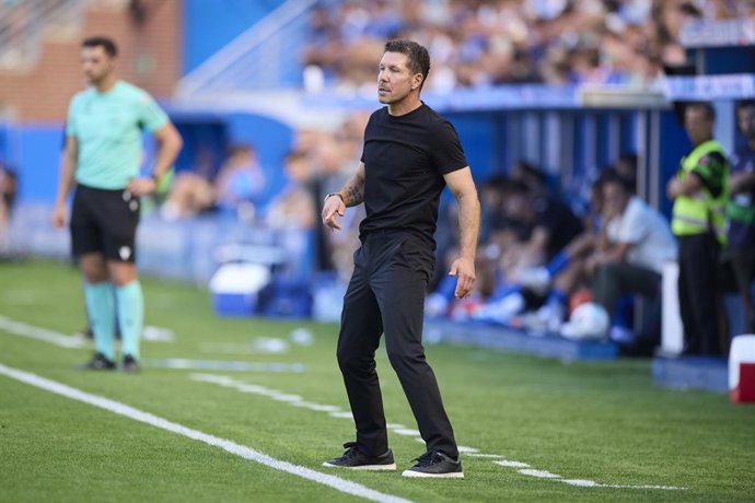 Diego Pablo "Cholo" Simeone, técnico do Atlético de Madri, observa a partida da LaLiga EA Sports entre o Deportivo Alaves e o Atlético de Madri no Mendizorrotza em 30 de agosto de 2025, em Vitoria, Espanha.