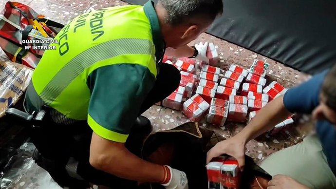 Detenido el conductor de un camión por transportar 1.555 kilos de hachís en la A-7