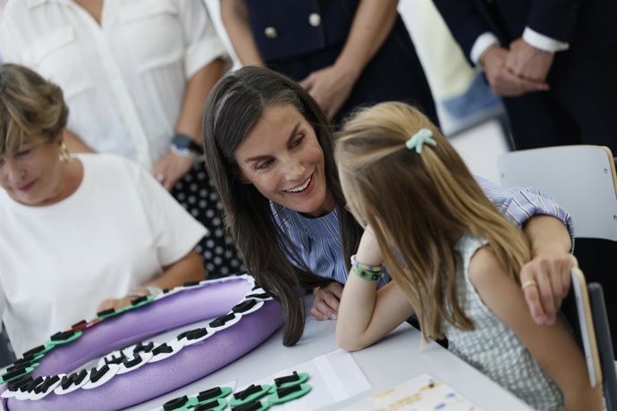 La Reina Letizia anima a la lectura a alumnos del CEIP 'Entresotos' de Rincón, donde ha inaugurado el curso escolar