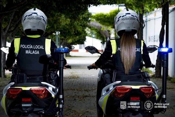 Archivo - Agentes de la Policía Local de Málaga patrullan en moto.
