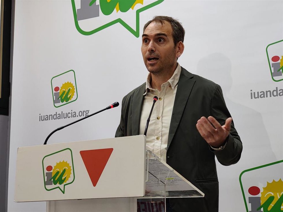 El coordinador de IU Andalucía, Toni Valero, este viernes en rueda de prensa en la sede regional.