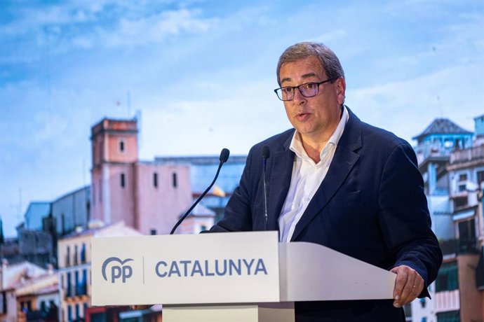 Archivo - El candidat del PP per Girona, Jaume Veray, durant un míting 