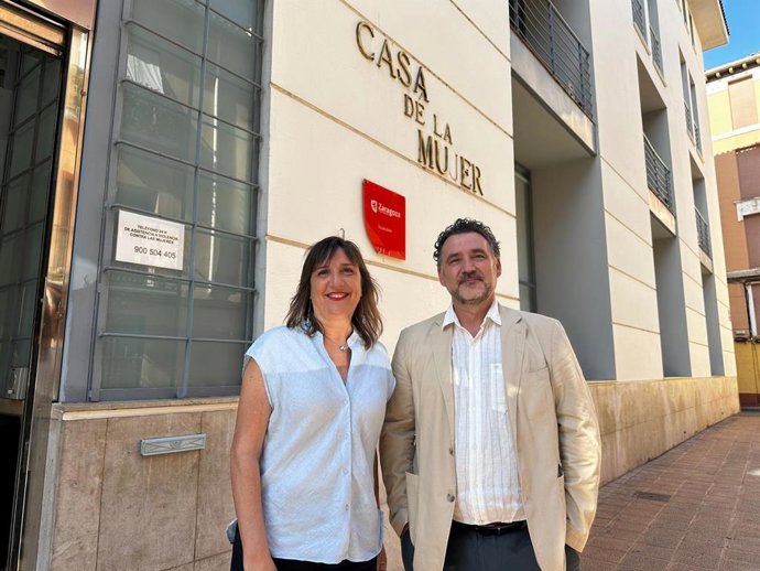 La portavoz del grupo municipal del PSOE, Lola Ranera; y el concejal socialista, Paco Galán, frente a la sede de la Casa de la Mujer