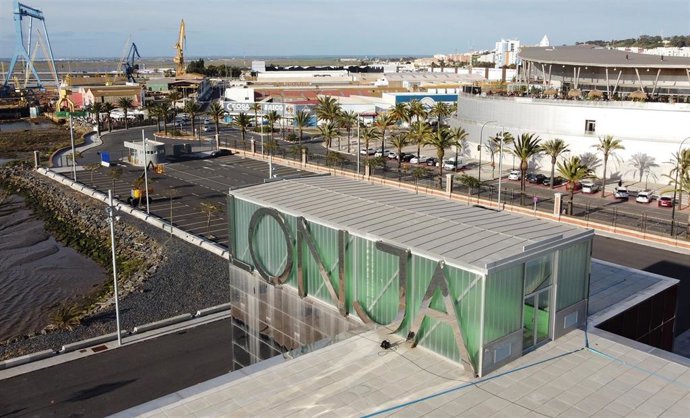 La Lonja pesquera, situada en el Muelle de Levante Norte.