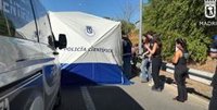 Fallece un ciclista de 73 años tras colisionar con un camión que realizaba trabajos de limpieza en Barajas