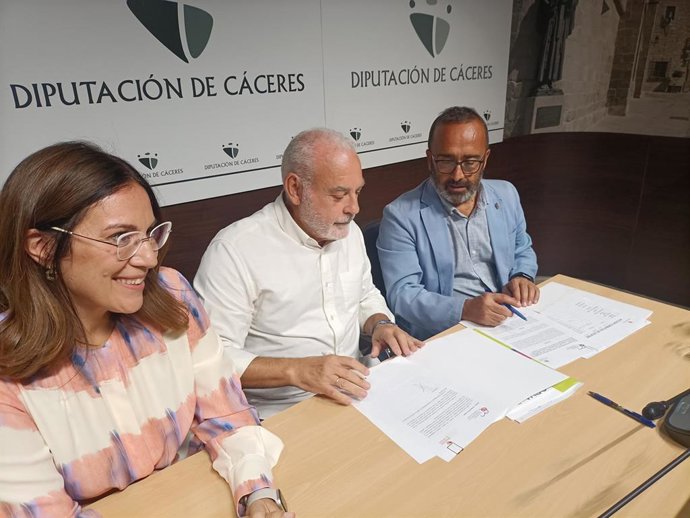 La presidenta de la Sociedad Extremadura de Cardiología, Victoria Mogollón; el cardiólogo José Javier Gómez, y el presidente de la Diputación de Cáceres, Miguel Ángel Morales