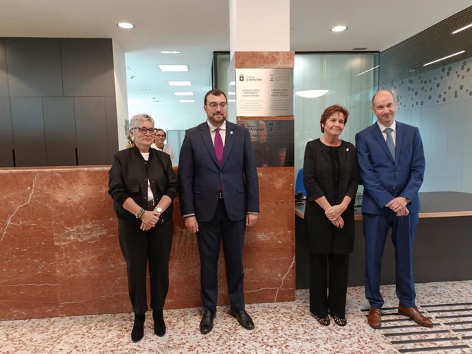 De izda a dcha: consejera de Salud del Principado de Asturias, Concepción Saavedra, presidente del Principado, Adrián Barbón, alcaldesa de Gijón, Carmen Moriyón, viceconsejero de Política Sanitaria, Pablo García, en el consultorio de Nuevo Roces.