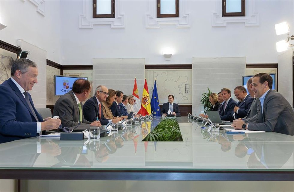 Mañueco preside la reunión con los presidentes de las diputaciones.