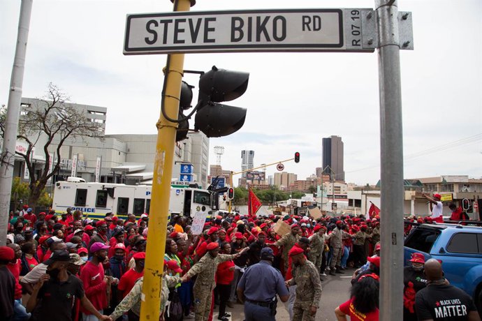Archivo - November 5, 2020, Pretoria, South Africa: Crowd of protesters seen at Steve Biko road during the demonstration..Members of Economic Freedom Fighters (EFF) take part in a labour march to the Department of Labour and SASSA offices targeting employ