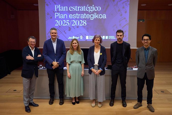 Roberto Gómez (‘Conexiones improbables’), Ignacio Apezteguía (director general de Cultura), Virginia Suárez (Fundación Baluarte), la consejera Esnaola, Rubén Jauquicoa (Fundación Baluarte), y Perry So (Orquesta Sinfónica de Navarra)