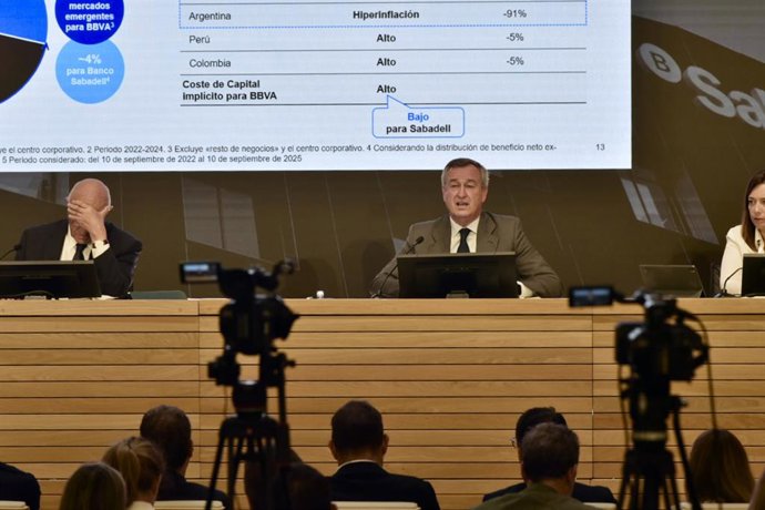 El presidente de Banco Sabadell, Josep Oliu, y el consejero delegado, César González-Bueno, en rueda de prensa 