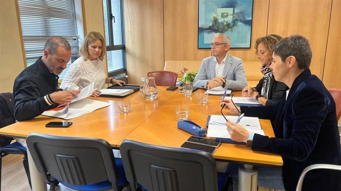 Reunión del alcalde de Siero, Ángel García, con la consejera de Educación, Eva Ledo; la directora general de Centros y Red 0-3 Años, Paula Fernández;  y el director general de Infraestructuras y Tecnologías Educativas, Julio Vallaure