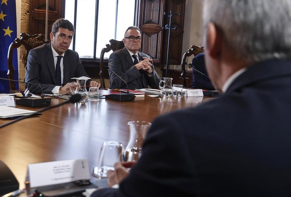 Archivo - El presidente de la Generalitat valenciana, Carlos Mazón  y el nuevo vicepresidente segundo y conseller para la Recuperación Económica y Social, Francisco José Gan Pampols, en una reunión del pleno del Consell 