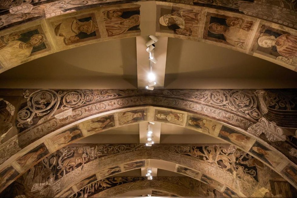 Archivo - Detalle de las pinturas murales del Monasterio de Sijena expuestas en el Museu Nacional dArt de Catalunya (MNAC), a 29 de mayo de 2025, en Barcelona, Catalunya (España). 