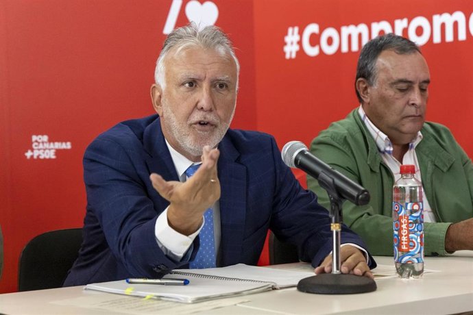 El secretario general del PSOE de Canarias, Ángel Víctor Torres, en un encuentro con cargos públicos del partido