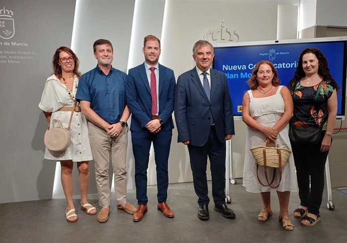 El consejero de Medio Ambiente, Universidades, Investigación y Mar Menor, Juan María Vázquez, con parte del equipo de la Dirección General de Industria, Energía y Minas