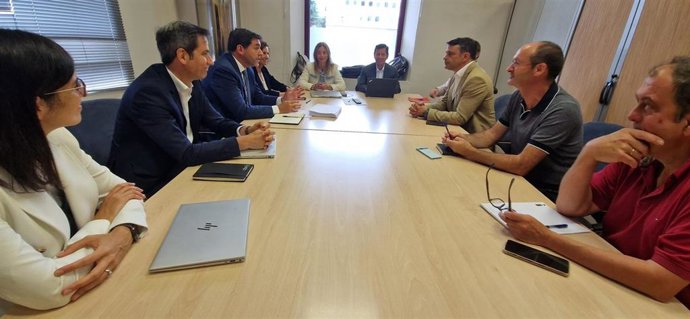 El viceconsejero de Industria, Juan Carlos Campo (tercero por la derecha), y el director general de Energía y Minería, Javier Cueli (segundo por la derecha), al inicio de la reunión con responsables de redes de EDP.