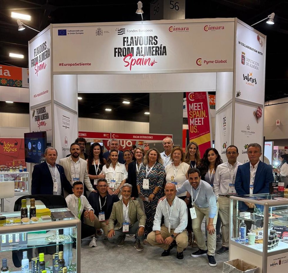 Representantes institucionales y empresariales en el estand de Sabores Almería durante la feria Americas Food & Beverage Show & Conference en Miami.