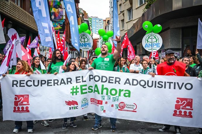Imagen de la manifestación celebrada el 8 de septiembre en Santander y convocada por la Junta de Personal Docente para reclamar el acuerdo de adecuación salarial