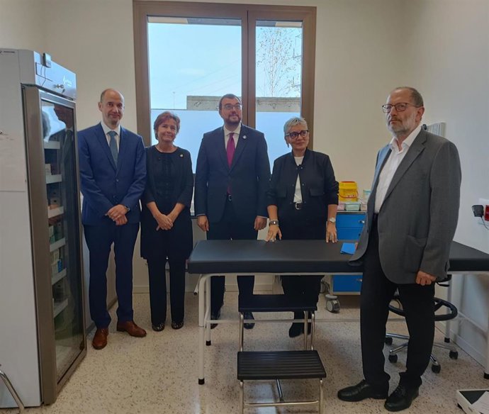El presidente del Principado de Asturias, Adrián Barbón, y la alcaldesa de Gijón, Carmen Moriyón, junto a otras autoridades, inaguran el consultorio periférico de Nuevo Roces.