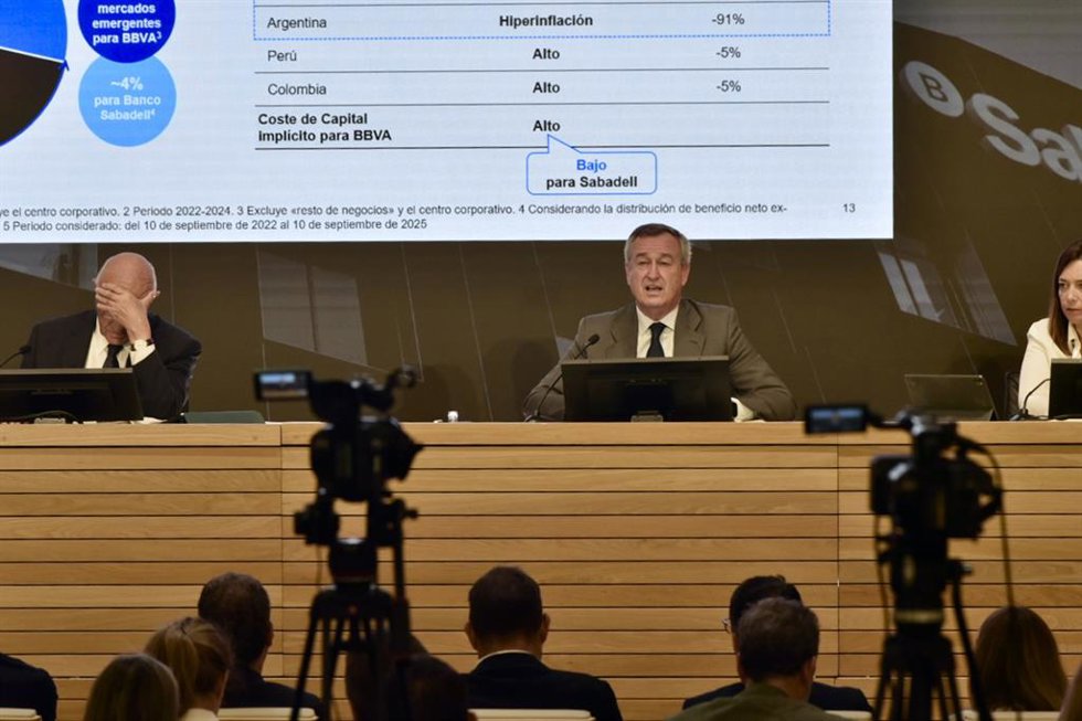El presidente de Banco Sabadell, Josep Oliu, durante una rueda de prensa, a 12 de septiembre de 2025, en Sant Cugat del Valls, Barcelona, Cataluña (España). El consejo de administración de Banco Sabadell ha rechazado por unanimidad la OPA de BBVA al co