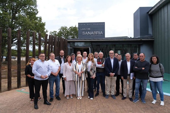 La consejera y la viceconsejera con los alcaldes asistentes de la comarca de Sanabria.
