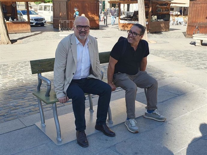 El concejal de Cultura, Juan carlos Monroy (izda), sentado en el 'banco danzarín' .