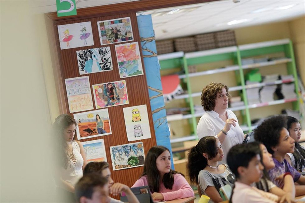 Archivo - Profesor en una clase de un colegio