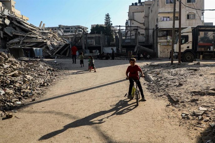 Niños palestinos desplazados en la ciudad de Gaza