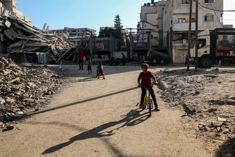 Niños palestinos desplazados en la ciudad de Gaza