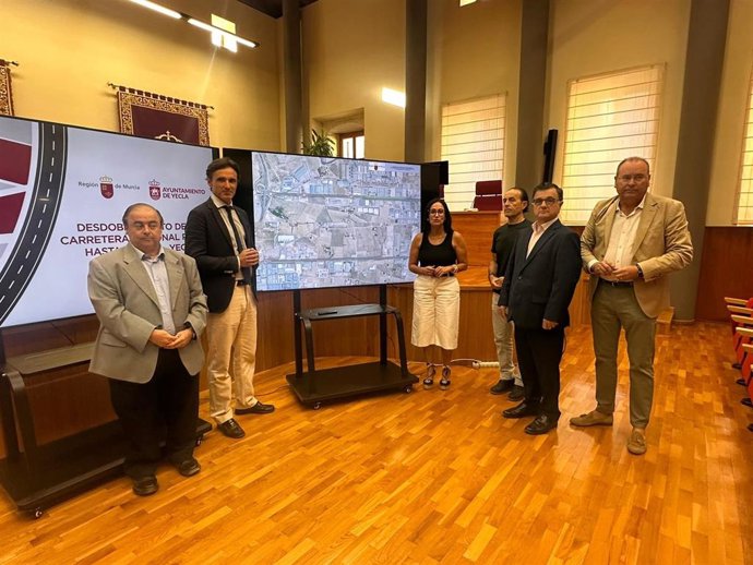 El consejero Jorge García Montoro, acompañado de la alcaldesa, Remedios Lajara, y el director general de Carreteras, Francisco Carrillo, presenta a los empresarios del sector del mueble del proyecto de trazado del desdoblamiento de la carretera RM-425