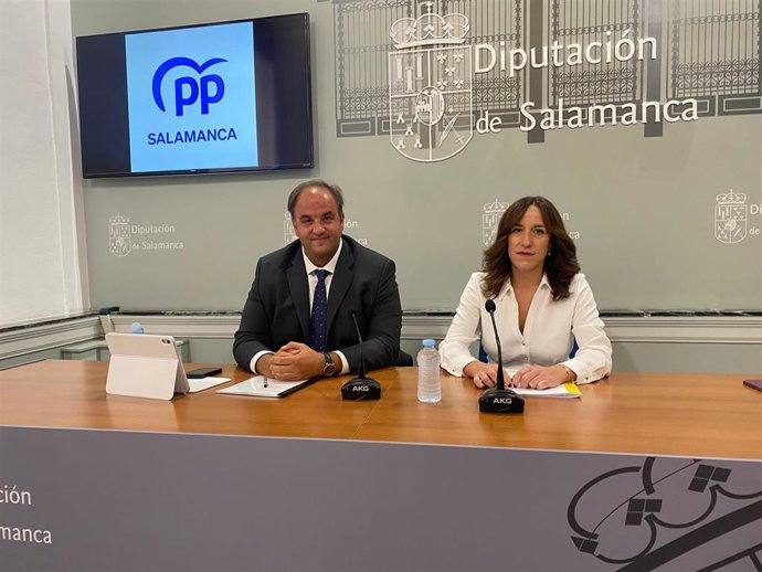 El diputado de Protección Civil, Roberto Martín, y la portavoz del Grupo Popular, Pilar Sánchez, durante la rueda de prensa.