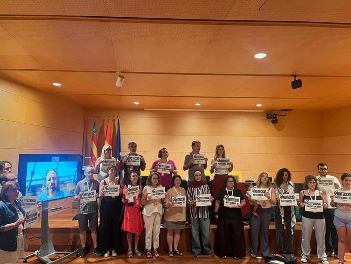 El diputado de Compromís en Les Corts embarcado en la Global Sumud Flotilla, Juan Bordera, y representantes de la coalición y de entidades sociales.