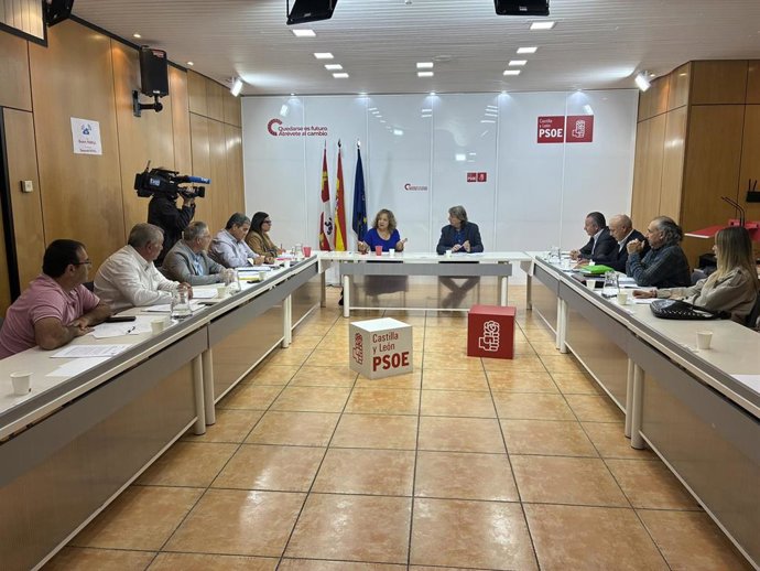 Un momento de la reunión de Carlos Martínez e Iratxe García con las organizaciones profesionales agrarias.