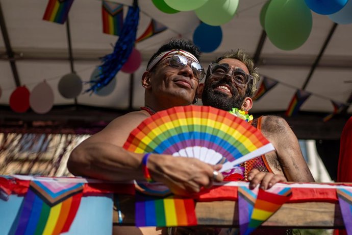 Archivo - Arquivo - Um casal durante uma manifestação do Pride Barcelona 2024 em 20 de julho de 2024 em Barcelona, Catalunha, Espanha. O Pride Barcelona 2024 está sendo comemorado hoje com a manifestação do Pride. Trata-se de uma manifestação tradicional 