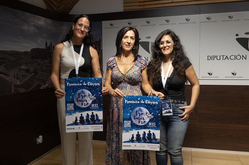 La vicepresidenta Primera de la Diputación de Cáceres, Esther Gutiérrez, junto a responsables del programa AstroCáceres