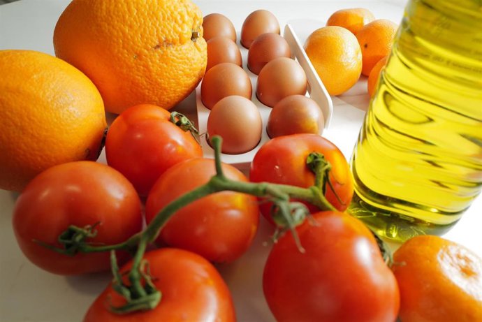 Archivo - Frutas, hortalizas, huevos y aceite