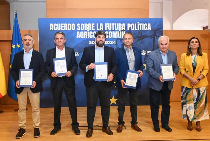 El jefe del Ejecutivo autonómico, Fernando López Miras, preside el acto de firma del acuerdo de posicionamiento común sobre la futura Política Agraria Común (PAC), suscrito entre el Gobierno regional y las organizaciones ASAJA, COAG, UPA y Fecoam