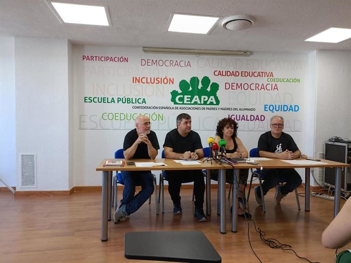 La presidenta de CEAPA, María Sánchez, el vicepresidente, Rubén Pacheco, el tesorero Daniel Butti y el secretario, Javier Sánchez, en rueda de prensa.