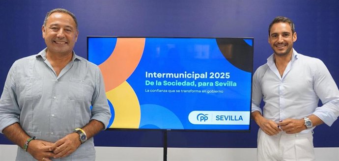 Ricardo Sánchez y Agustín Aguilera, en la presentación de la intermunicipal del PP provincial 'De la Sociedad, para Sevilla'.