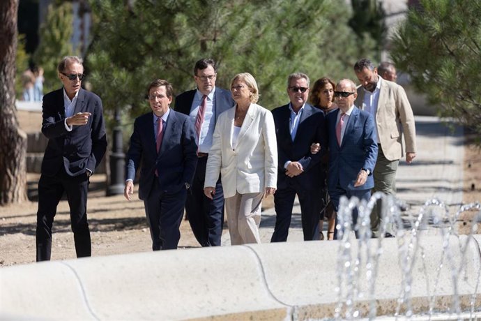 El alcalde de Madrid, José Luis Martínez-Almeida (2i), acompañado de la delegada de Obras y Equipamientos, Paloma García Romero (4i), y el concejal de Centro, Carlos Segura (d), ofrece declaraciones a la prensa tras visitar los jardines de Sabatini que ac