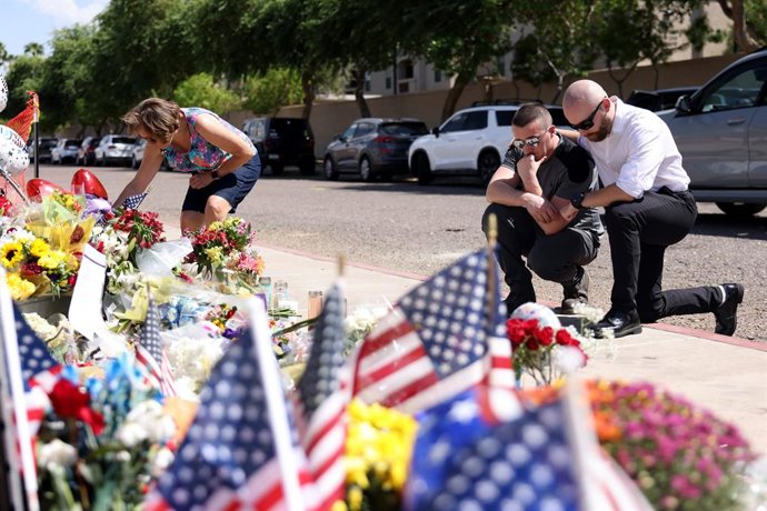 11 de setembro de 2025, EUA, Phoenix: Um memorial para Charlie Kirk é exibido do lado de fora da sede da Turning Point USA enquanto as pessoas prestam suas homenagens em Phoenix. Kirk, ativista conservador norte-americano e cofundador da Turning Point USA