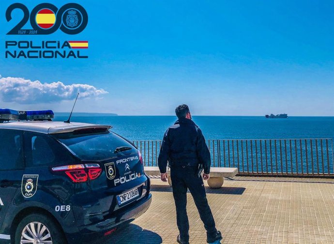 Agente de la Policía Nacional frente en un paseo marítimo.