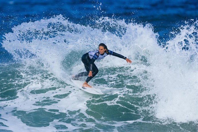 Archivo - La española Nadia Erostarbe durante una competición de surf