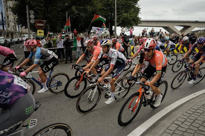 Decenas de personas durante una concentración contra la participación de Israel en la Vuelta Ciclista de España, a 9 de septiembre de 2025, en Pontevedra, Galicia (España). Estas movilizaciones se suman a otras ya producidas en Lugo y Bilbao. "Debido a un